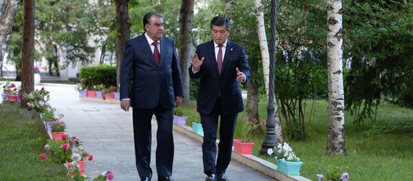 Президент Кыргызстана Сооронбай Жээнбеков и глава Таджикистана Эмомали Рахмон во время переговоров в городе Чолпон-Ата - Sputnik Кыргызстан