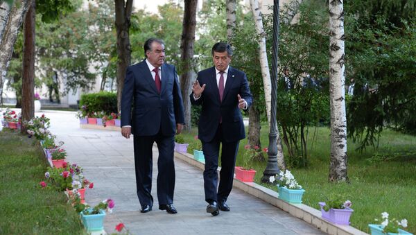 Президент Кыргызстана Сооронбай Жээнбеков и глава Таджикистана Эмомали Рахмон во время переговоров в городе Чолпон-Ата - Sputnik Кыргызстан
