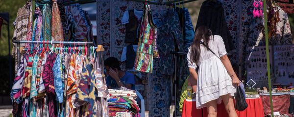Продажа текстильных продуктов. Архивное фото - Sputnik Кыргызстан