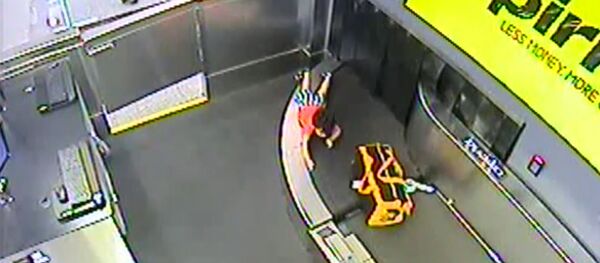 Почему детей нельзя оставлять без присмотра в аэропорту — видео - Sputnik Кыргызстан