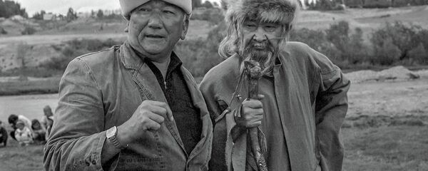 Кыргыз киносунун түптөөчүлөрүнүн бири болгон режиссёр, манас таануучу, Эл артисти Мелис Убукеев жана актер Болот Бейшеналиев. Архив  - Sputnik Кыргызстан