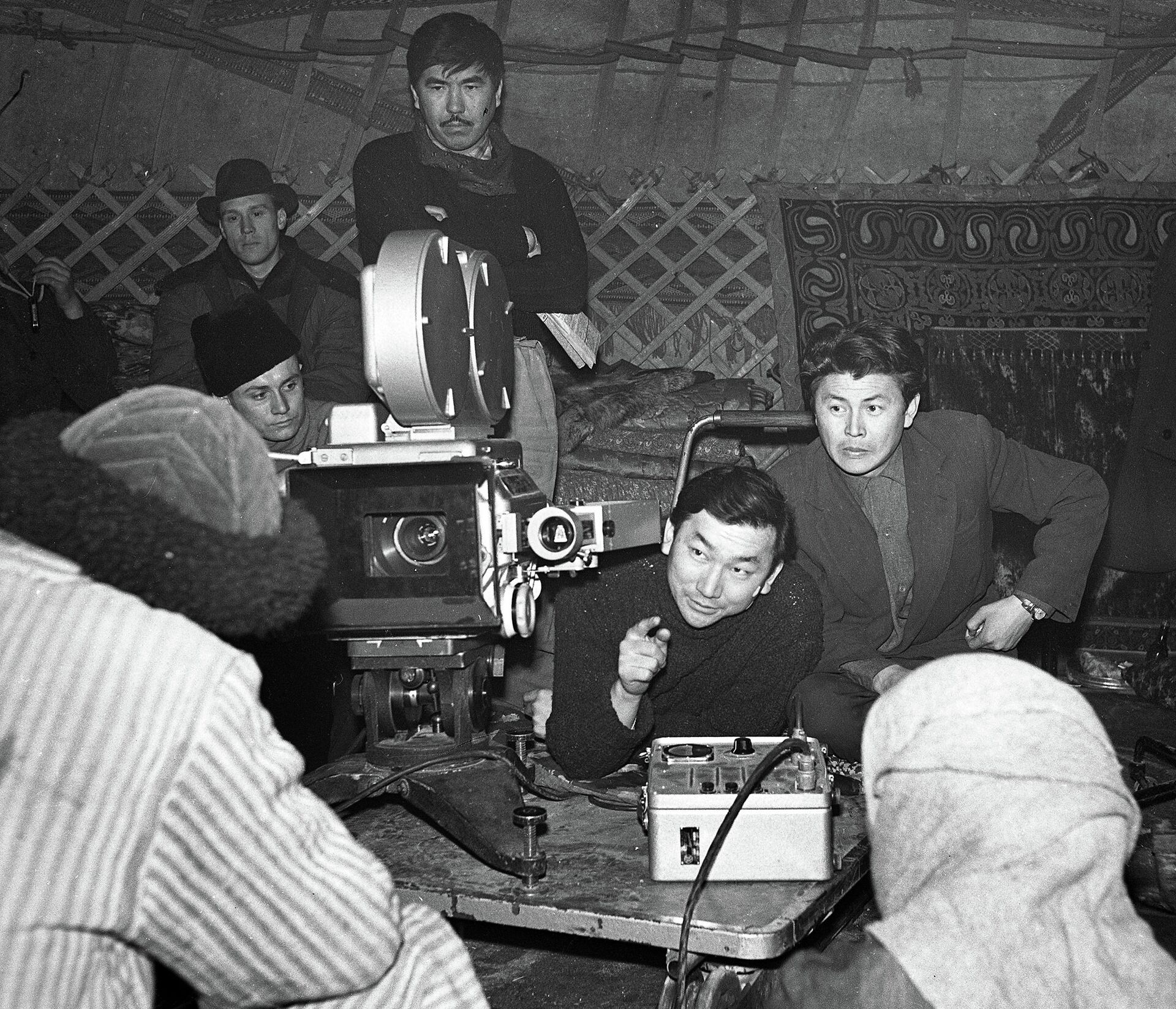 Фотография известных кыргызских режиссера Мелиса Убукеева (рядом с камерой) и кинооператора Кадыржана Кыдыралиева была снята в 1964 году в павильоне киностудии Кыргызтелефильм - Sputnik Кыргызстан, 1920, 06.11.2021