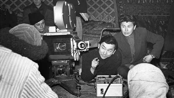 Белгилүү кинорежиссер Мелис Убукеев, кинооператор Кадыржан Кыдыралиев жана башка киночулардын сүрөтү. 1964-жылы - Sputnik Кыргызстан