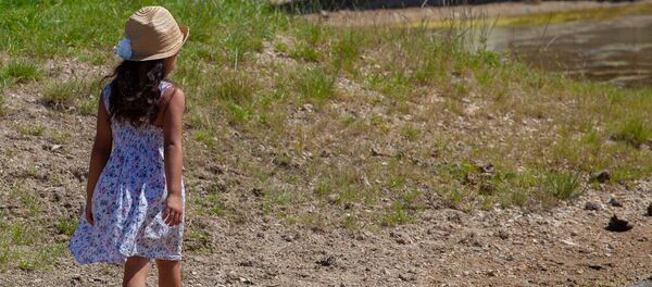 Девочка идет по берегу реки. Архивное фото - Sputnik Кыргызстан