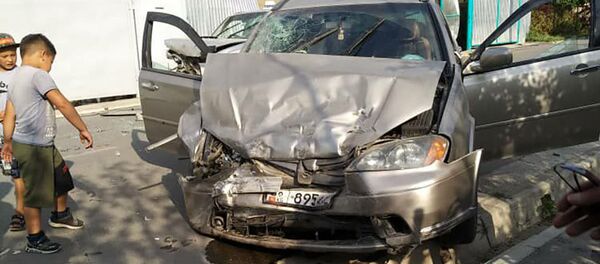 Каракол шаарында минивен токтоп турган Subaru Forester автокөлүгүн сүзүп, кырсыктан аял каза таап, сегиз жаштагы небереси ооруканага жеткирилди - Sputnik Кыргызстан