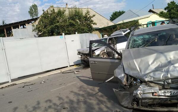 В Караколе минивэн врезался в припаркованный автомобиль, погибла женщина - Sputnik Кыргызстан