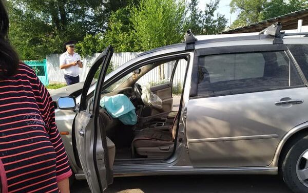 Шаардын 46 жаштагы тургуну М.С. Honda Odyssey унаасы менен токтоп турган Subaru Forester унаасын сүзгөн - Sputnik Кыргызстан