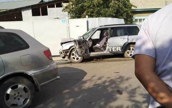 Житель Каракола 46-летний М. С. на автомобиле Honda Odyssey врезался в припаркованный Subaru Forester - Sputnik Кыргызстан