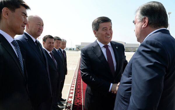 В международном аэропорту Иссык-Куль таджикскую делегацию провожал Сооронбай Жээнбеков. - Sputnik Кыргызстан