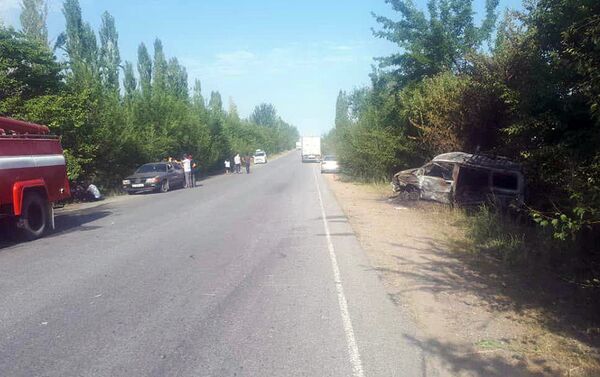 В Токтогульском районе автомобиль сгорел после столкновения с другой машиной, один человек погиб - Sputnik Кыргызстан