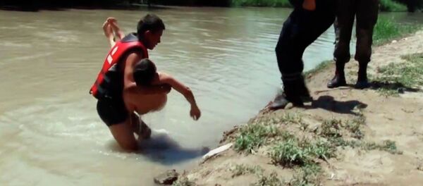 Как правильно спасать ребенка, упавшего в воду, — видео от МЧС КР - Sputnik Кыргызстан