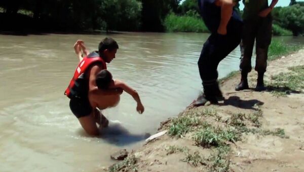 Как правильно спасать ребенка, упавшего в воду, — видео от МЧС КР - Sputnik Кыргызстан