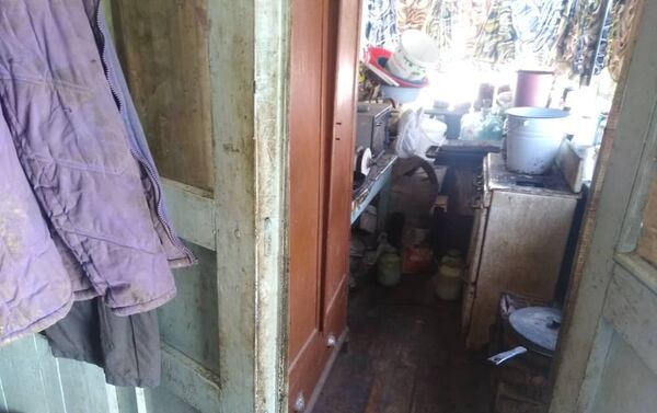 ​​Во время рейда Подросток в селе Таш-Добо сотрудники милиции обнаружили девочку со связанными руками. - Sputnik Кыргызстан