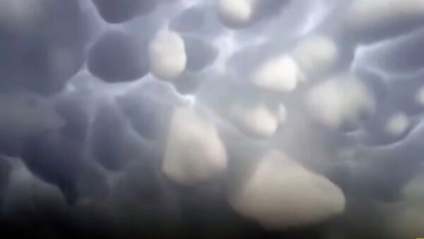 Вымеобразные облака появились в небе над Китаем — необычное видео - Sputnik Кыргызстан
