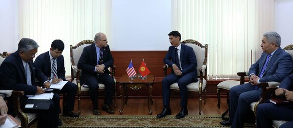 Встреча МИД КР Чингиз Айдарбеков и зампомощника Госсекретаря США Джонатан Хеник - Sputnik Кыргызстан