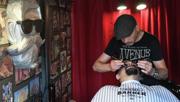 Мобильный барбершоп Boy Cut Barber Truck появился в Москве - Sputnik Кыргызстан