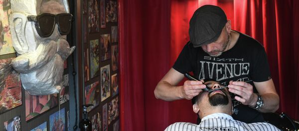 Мобильный барбершоп Boy Cut Barber Truck появился в Москве Мобильный барбершоп Boy Cut Barber Truck появился в Москве - Sputnik Кыргызстан