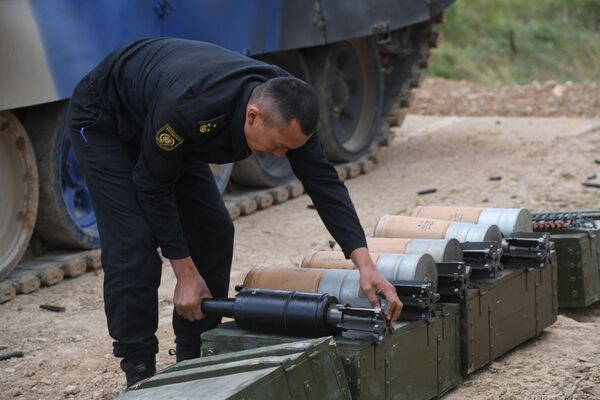 Военнослужащий подготавливает боеприпасы у танка Т-72Б3 команды армии Киргизии во время подготовки к международным соревнованиям Танковый биатлон-2019 на подмосковном полигоне Алабино - Sputnik Кыргызстан
