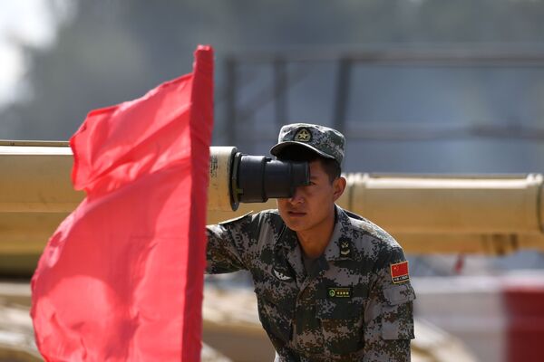 Военнослужащий команды армии Китая во время пристрелки по мишеням перед началом международных соревнований Танковый биатлон-2019 на подмосковном полигоне Алабино - Sputnik Кыргызстан