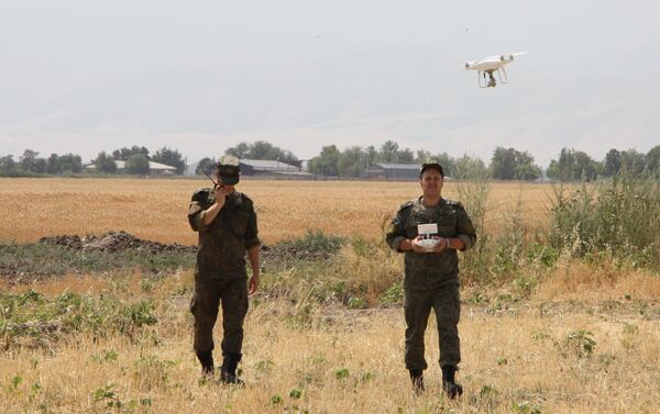 По сценарию учения, дроны противника несли муляжи самодельного взрывного устройства. - Sputnik Кыргызстан