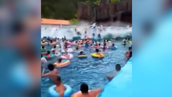 Искусственная волна смыла купавшихся в аквапарке Китая, есть пострадавшие. Видео - Sputnik Кыргызстан