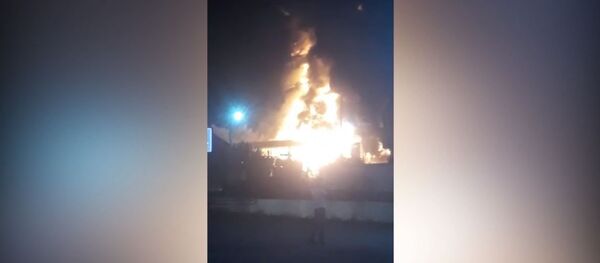 В Оше горит автозаправка Petroleum — видео очевидца В Оше горит автозаправка Petroleum — видео очевидца - Sputnik Кыргызстан