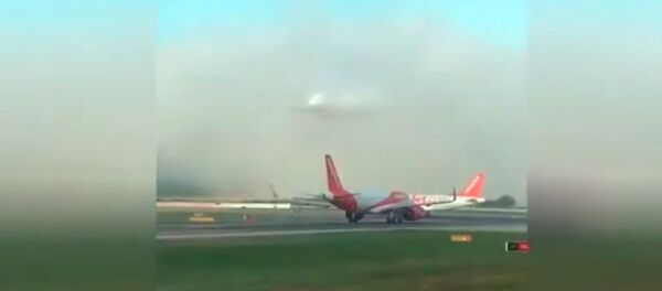 Словно из другого измерения — самолет неожиданно возник в аэропорту. Видео - Sputnik Кыргызстан