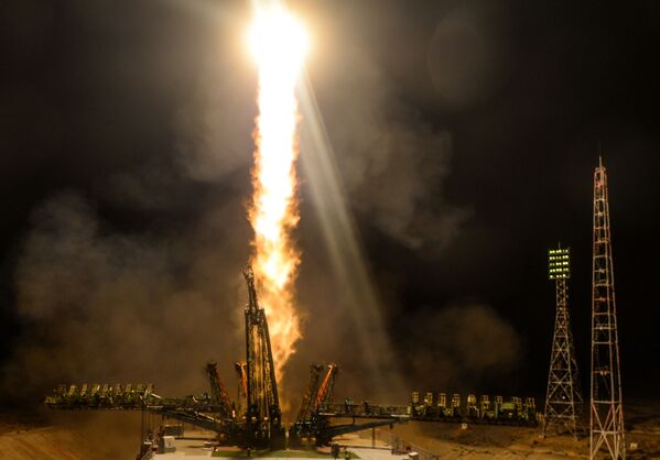 Запуск ракеты-носителя Союз-ФГ с пилотируемым кораблем Союз МС-13 со стартовой площадки космодрома Байконур - Sputnik Кыргызстан