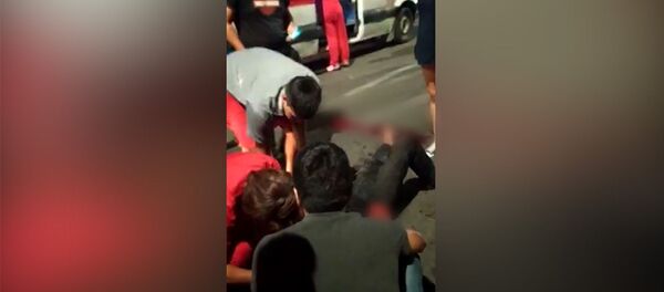 В Бишкеке мотоциклист лежал в луже крови после ДТП  - Sputnik Кыргызстан