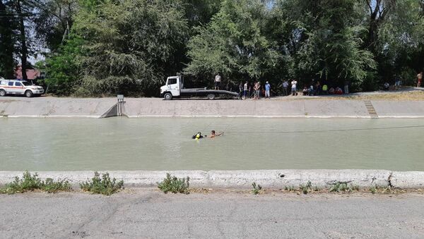 Автомобиль упал в БЧК в Бишкеке - Sputnik Кыргызстан