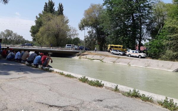 В Бишкеке автомобиль упал в Большой Чуйский канал на улице Осмонкула. - Sputnik Кыргызстан