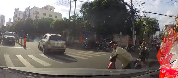 Почему нельзя говорить по телефону за рулем — поучительное видео - Sputnik Кыргызстан