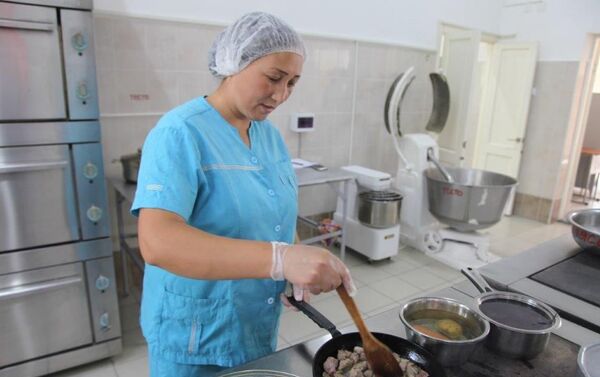 В преддверии нового учебного года в Кыргызстане проводят тренинги для школьных поваров - Sputnik Кыргызстан