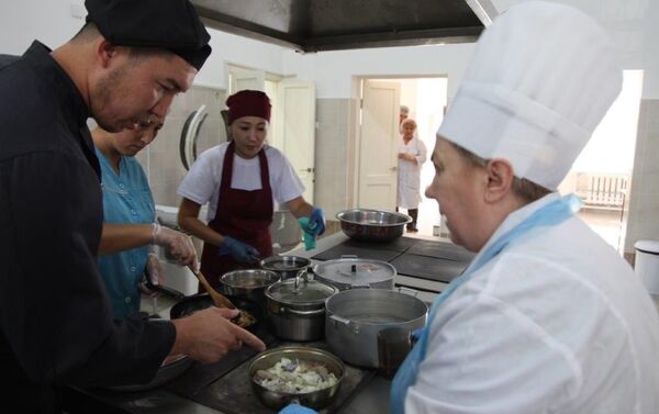 Обучение проходят около 200 поваров и кухработников из 93 школ, где с начала учебного года будет внедрено горячее питание. - Sputnik Кыргызстан