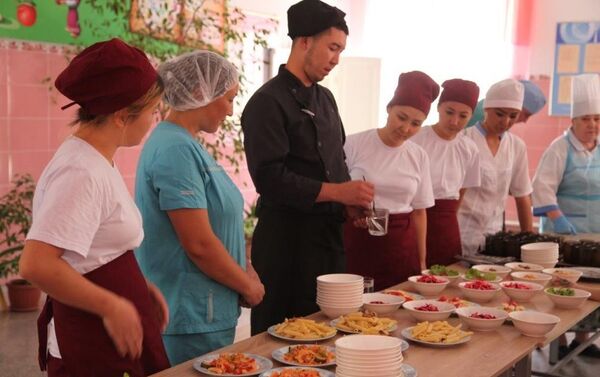 Кроме того, их обучают личной гигиене, правилам хранения пищевых продуктов и технике безопасности. - Sputnik Кыргызстан