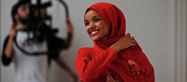 Модель в хиджабе из США Халима Аден. Архивное фото - Sputnik Кыргызстан