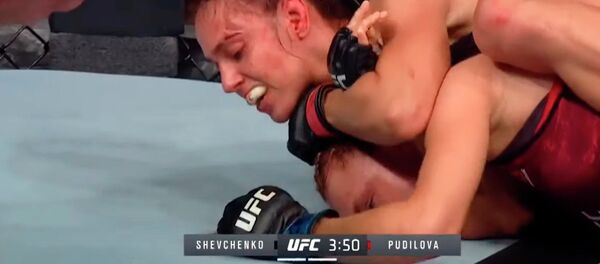 Полное видео поединка Шевченко против Пудиловой, лучшего на турнире UFC - Sputnik Кыргызстан