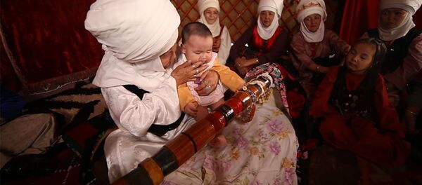 Баланы бешикке эмнеге бөлөшөт? Кызыктуу видео - Sputnik Кыргызстан