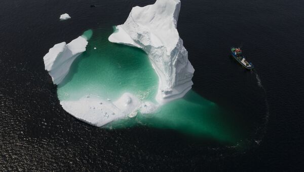 Лодка возле айсберга в заливе Бонависта в Ньюфаундленде, Канада - Sputnik Кыргызстан