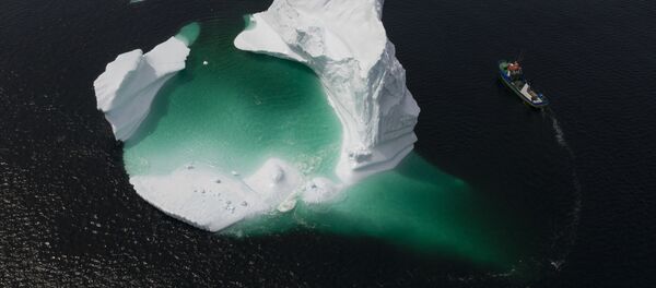 Лодка возле айсберга в заливе Бонависта в Ньюфаундленде, Канада Лодка возле айсберга в заливе Бонависта в Ньюфаундленде, Канада - Sputnik Кыргызстан