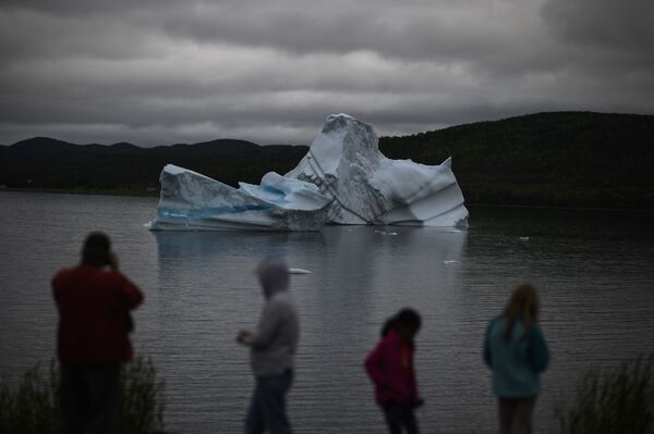 Туристы наблюдают за айсбергами возле Кингс-Пойнта, Ньюфаундленд, Канада - Sputnik Кыргызстан