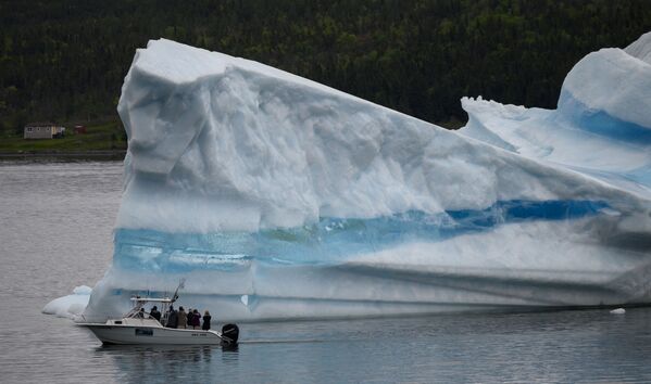 Туристы наблюдают с судна за айсбергом рядом с Кингс-Пойнт, Ньюфаундленд, Канада - Sputnik Кыргызстан