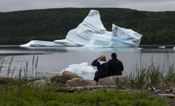 Туристы наблюдают за айсбергами возле Кингс-Пойнта, Ньюфаундленд, Канада - Sputnik Кыргызстан