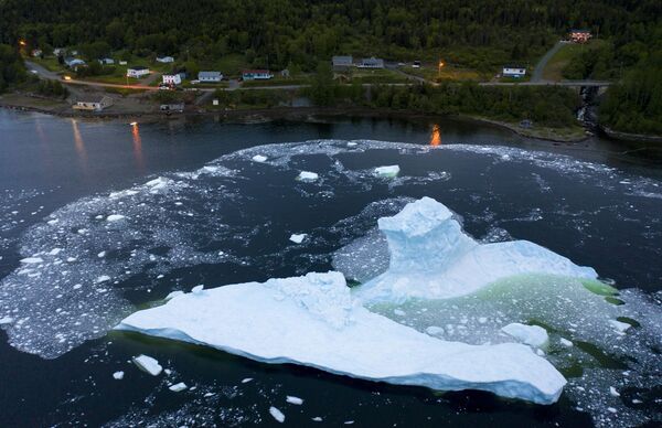 Нашествие айсбергов у берегов Канады - Sputnik Кыргызстан