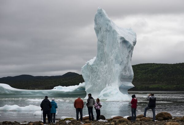 Туристы возле айсберга в Ньюфаундленде - Sputnik Кыргызстан