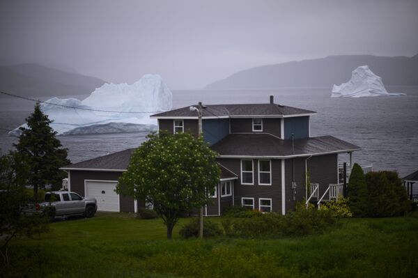 Айсберг возле жилого дома в Ньюфаундленде, Канада - Sputnik Кыргызстан