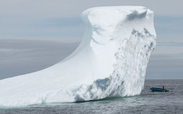 Лодка у айсберга в Ньюфаундленде, Канада - Sputnik Кыргызстан