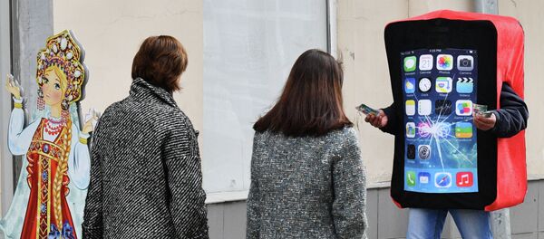 Раздача рекламной листовки на улице Москвы - Sputnik Кыргызстан