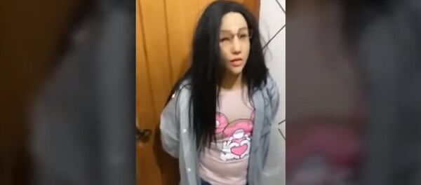 Наркобарон прикинулся собственной дочерью, чтобы сбежать из тюрьмы. Видео Наркобарон прикинулся собственной дочерью, чтобы сбежать из тюрьмы. Видео - Sputnik Кыргызстан