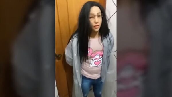 Наркобарон прикинулся собственной дочерью, чтобы сбежать из тюрьмы. Видео - Sputnik Кыргызстан